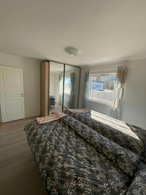 Lovely 2 Bedroom Apartmen With Free Parking Bergen Exterior photo