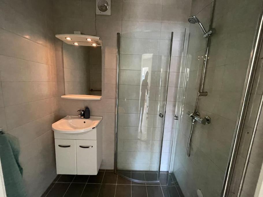 Lovely 2 Bedroom Apartmen With Free Parking Bergen Exterior photo